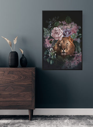 Løve med blomster poster featuring a lion surrounded by colorful flowers, displayed in a modern interior setting.