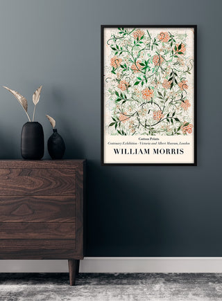 Framed William Morris Jasmin Plakat featuring floral artwork, hanging on a dark wall above a wooden cabinet.