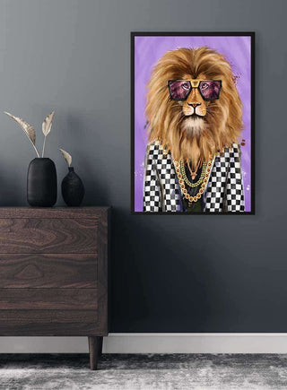 Framed Lion Dior Plakat featuring a lion in sunglasses, jewelry, and a checkered jacket on a purple background.