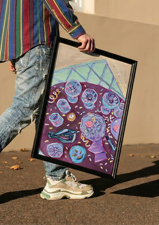 Dagen der på by DNF carried in a black frame along a sunny street