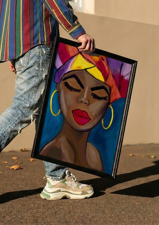 Crowned in color by Bibi carried in a black frame along a sunny street